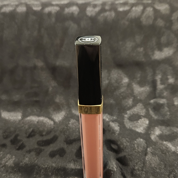 Chanel Rouge Coco Gloss in shade 716 Caramel. - Picture 1 of 2